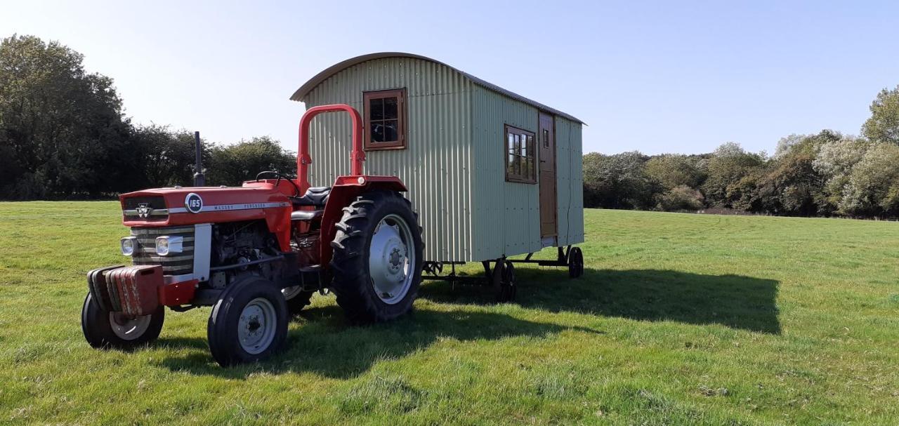 Shepherd Hut On Working Smallholding Ashton Keynes Exterior foto